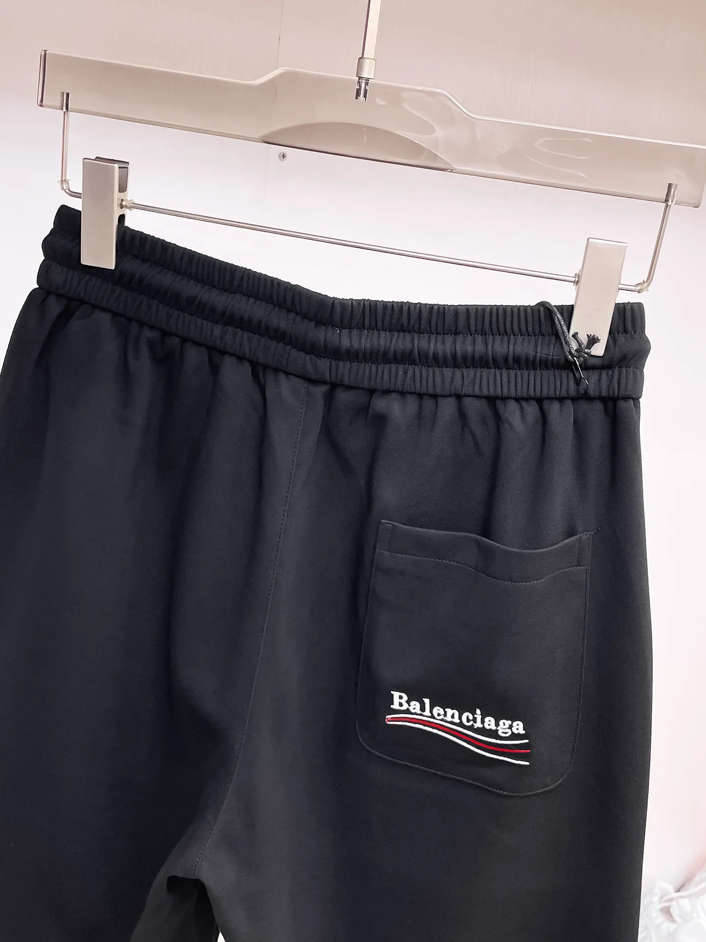 Balenciaga's three-standard complete 2026 summer New Arrival men's casual shorts, advanced custom-made Breathable fabric, Breathable fabric, extremely stretchy and comfortable, impeccable details, top-grade accessories, original logo design concept, delicate and soft feel! The upper body fit is awesome! Size: M-XXXL Please state your height and weight when ordering